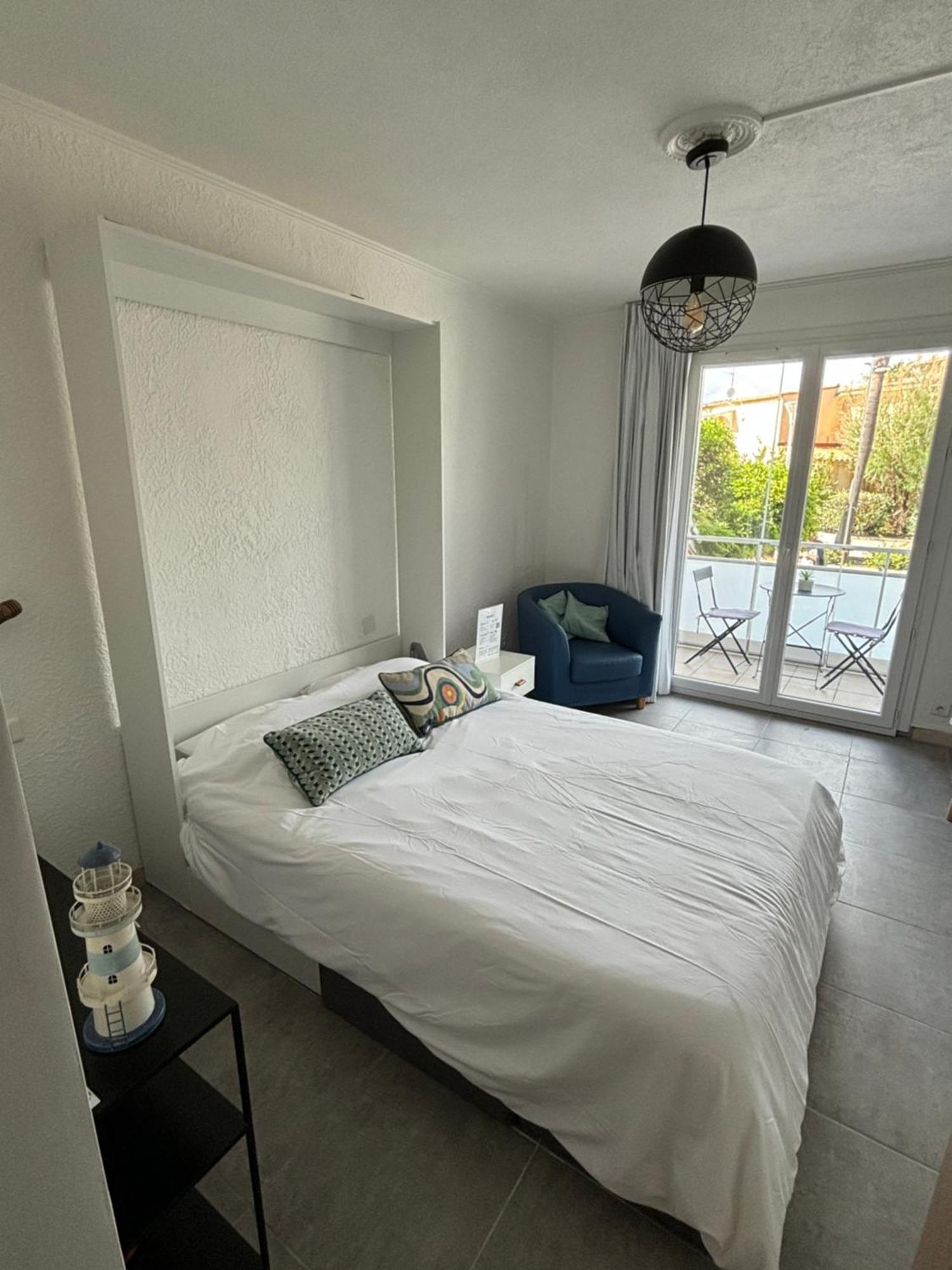 Studio Spacieux Avec Patio En Centre Ville 滨海卡瓦莱尔 外观 照片